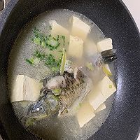 #金龙鱼橄榄油调和油520美食菜谱#鲫鱼豆腐汤的做法图解2