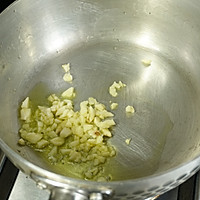 奶油蘑菇穿肠意面佐牛角三明治的做法图解7