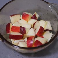 #皇后红玫瑰花式做法#夏日最爱｜酸甜清爽的苹果蟹柳沙拉的做法图解4