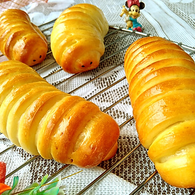 豆沙毛毛虫面包