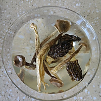菌菇瘦肉汤的做法图解2