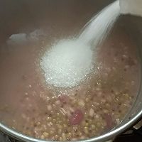 绿豆红豆薏米西米粥的做法图解4