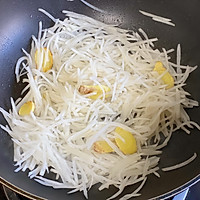 裙带萝卜丝煎鸡蛋汤的做法图解3