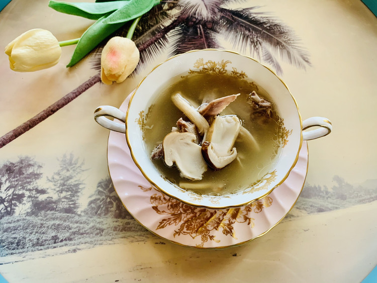 乳鸽菌菇汤的做法
