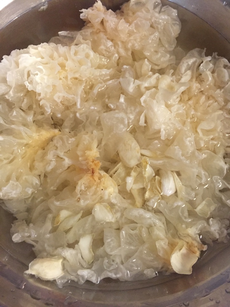 银耳雪梨的做法图解1