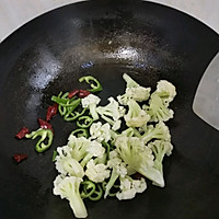 青椒炒菜花的做法图解6