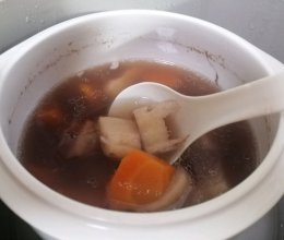 粉葛胡萝卜排骨薏米汤，健脾祛湿，很清甜好喝哦