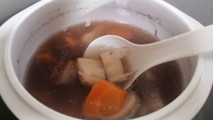 粉葛胡萝卜排骨薏米汤，健脾祛湿，很清甜好喝哦