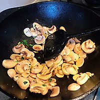 口蘑炒鸡肉的做法图解4
