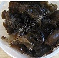 泡椒黑木耳炒猪肝的做法图解1