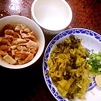 酸菜焖猪肉的做法图解1