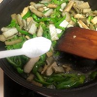 臭干炒青椒的做法图解6