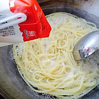 黑椒奶油蘑菇意面的做法图解2