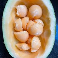 哈密瓜炒虾球，夏日低卡水果菜#解腻开胃就吃它#的做法图解2