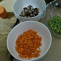 熏肉豌豆糯米饭（电饭煲版）的做法图解1