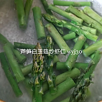 芦笋白玉菇炒虾仁的做法图解3