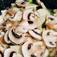 茭白蘑菇鸡肉焗饭的做法图解5