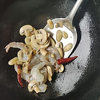 西兰花口蘑炒大虾的做法图解5