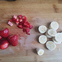 #15分钟周末菜#双色草莓香蕉奶昔的做法图解2
