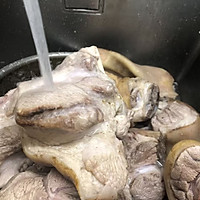 料酒卤猪肘的做法图解1