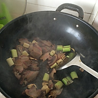 熏肉炒蒜苔的做法图解2