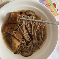 #来诺辉京东 解锁“胃”来资产#香菇五花肉荞麦面的做法图解8