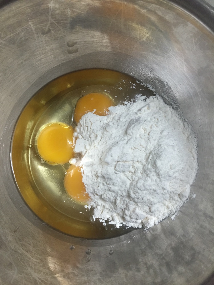 喜庆杯子蛋糕(戚风)的做法图解2