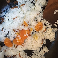 快手炒饭-咸蛋黄小虾米的做法图解3