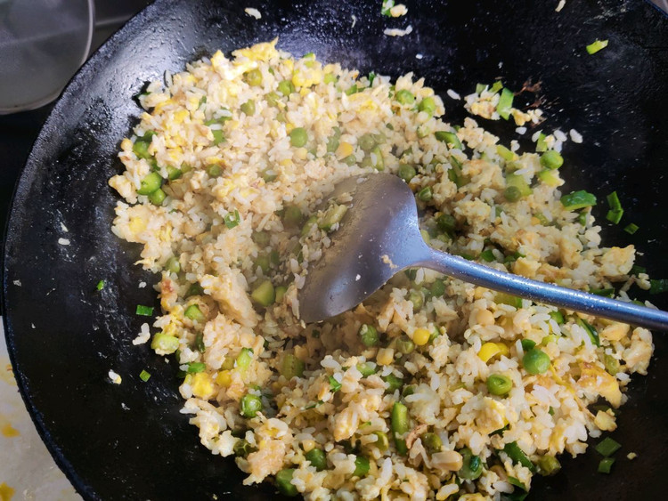 【家常菜】豌豆黄瓜玉米粒蛋炒饭的做法
