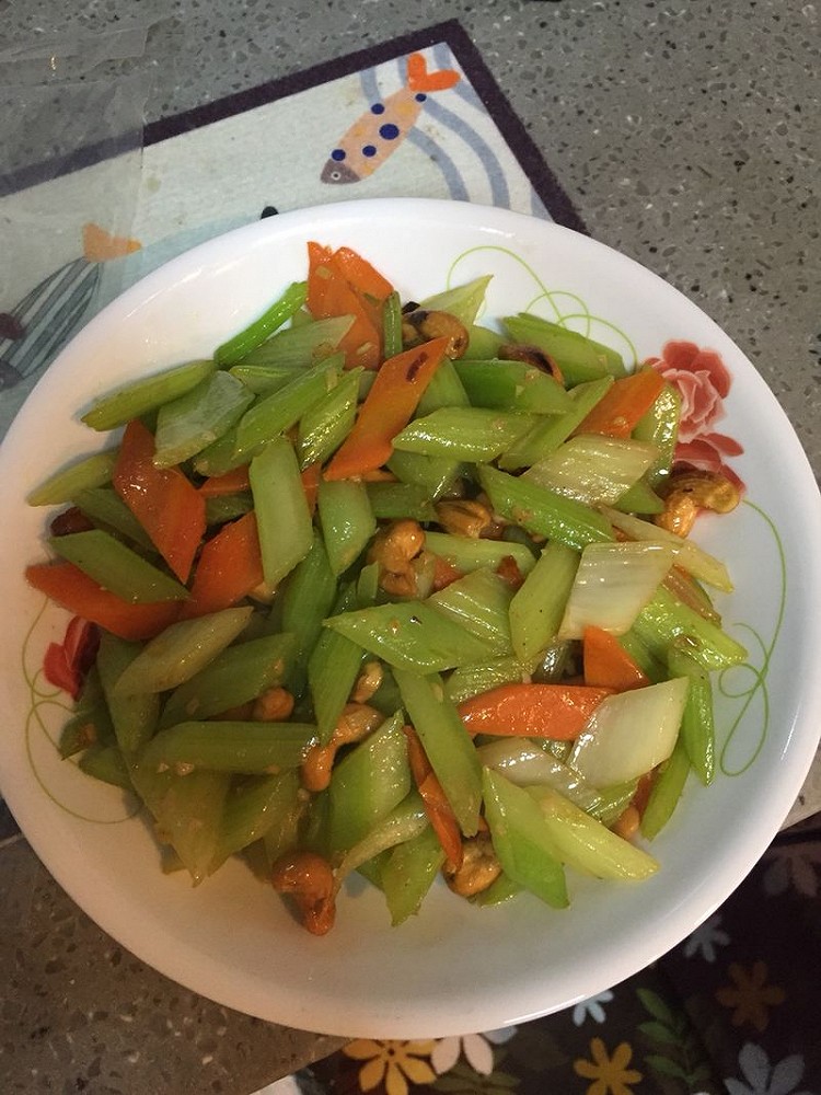 西芹炒腰果的做法