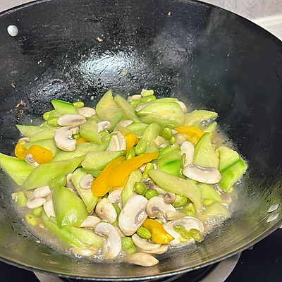 丝瓜白蘑菇烧毛豆米