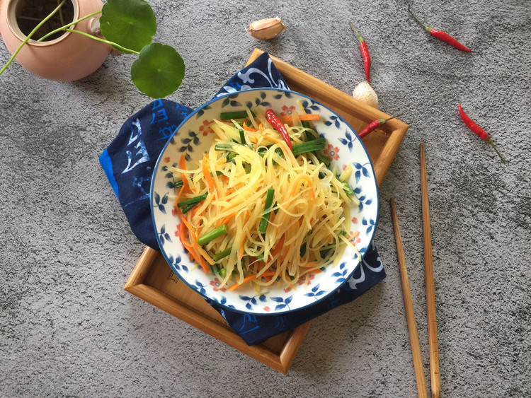 韭菜苔炒土豆丝的做法