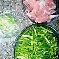 蒜苔炒肉的做法图解1