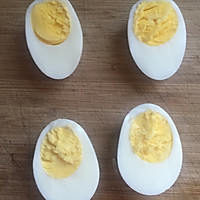 早餐-简单好吃的吞拿鱼鸡蛋杯（魔鬼蛋）的做法图解2