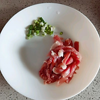 黄花菜炒肉的做法图解4
