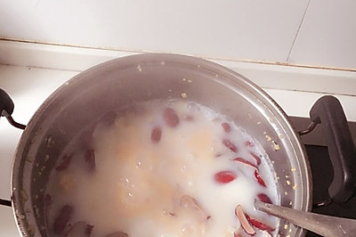 红枣银耳玉米碎粥