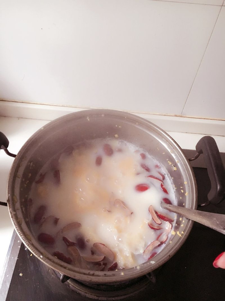 红枣银耳玉米碎粥的做法