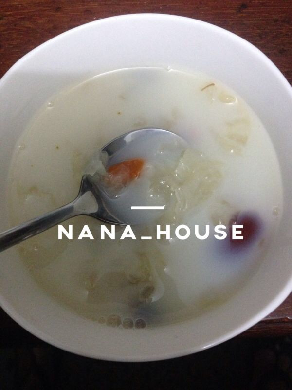 冰糖牛奶炖雪耳的做法