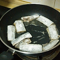 红烧带鱼煮豆皮的做法图解2
