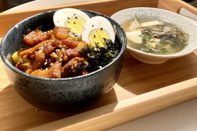 快手料理《辣白菜五花肉拌饭》