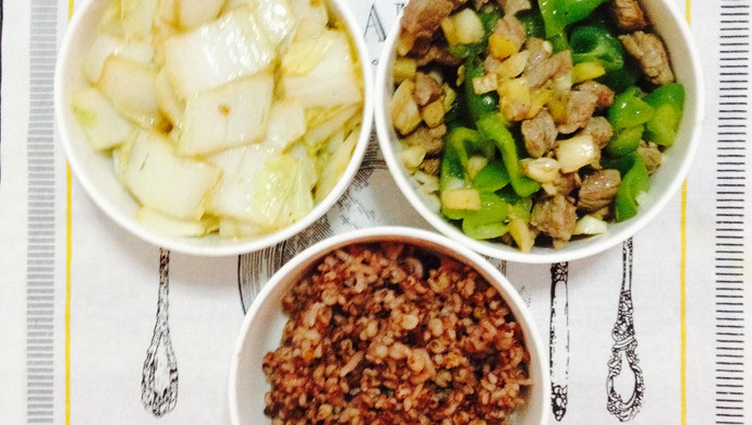 【健身餐】牛肉丝炒青椒，清炒白菜+高粱饭