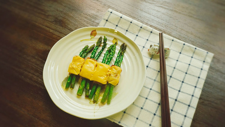 好吃又有范儿，快手早餐芦笋培根卷。的做法