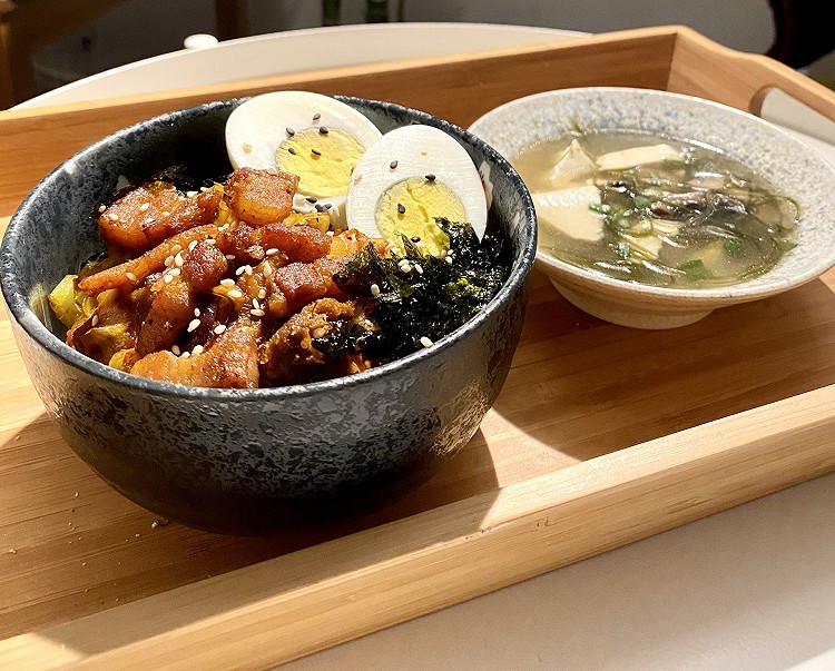 快手料理《辣白菜五花肉拌饭》的做法