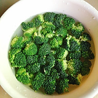西兰花炒肉的做法图解1