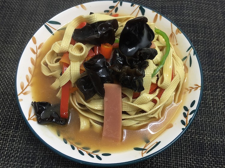 红烧豆皮儿午餐肉青椒的做法