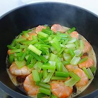 #味达美年味小馆# 荤素搭配，清香解腻又营养的香芹焖虾的做法图解7