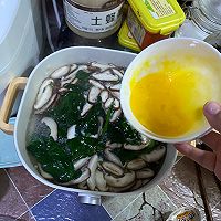 家常热汤菠菜香菇蛋汤的做法图解7