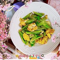 #滴滴鲜香 味道美极#美极的鲜味道芦笋炒蛋的做法图解1