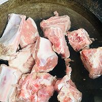 香菇土豆炖排骨的做法图解2