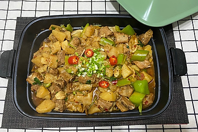 好吃到爆的排骨炖土豆焖饼